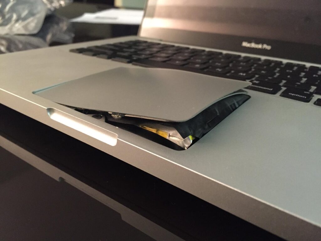 notebook com bateria estufada