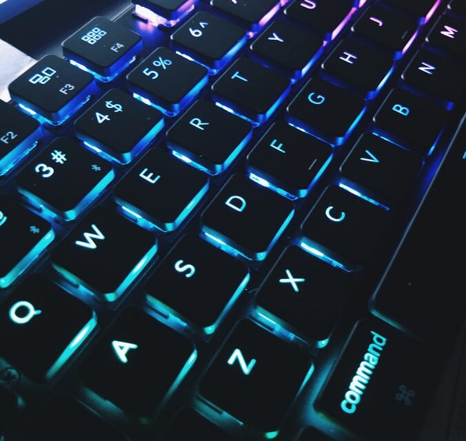 Internet descobre que o 'g' do teclado não é igual ao que aparece