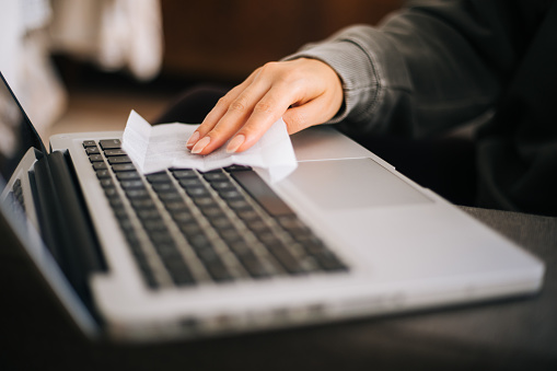 Teclado digitando sozinho no notebook? Saiba o que fazer e resolver