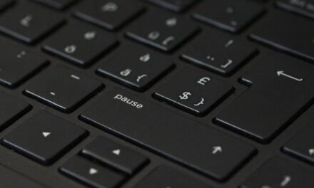 O que é a moldura do teclado do notebook?