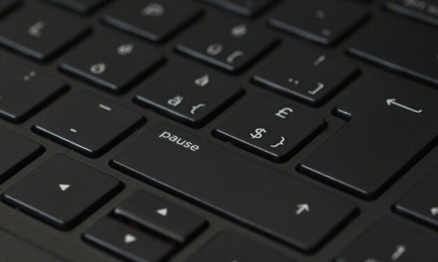 O que é a moldura do teclado do notebook?