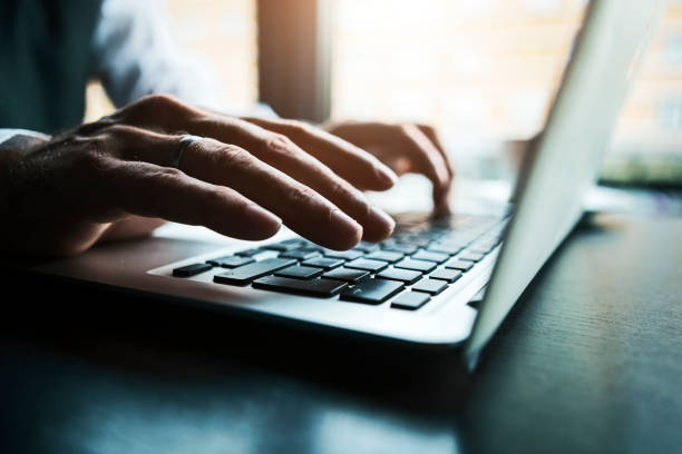 Como bloquear o teclado do notebook para limpar