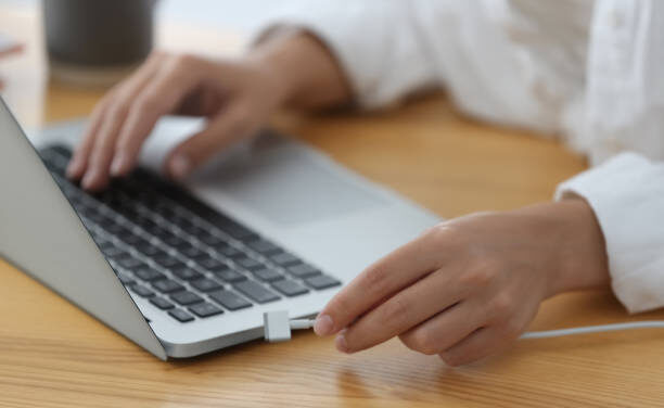 Na tomada ou na bateria: descubra o melhor uso do notebook